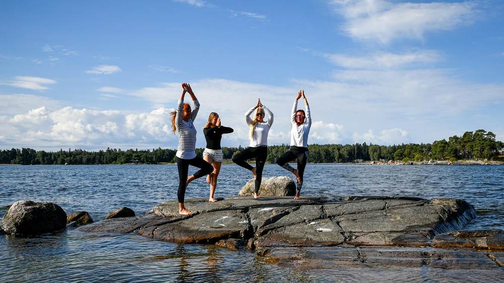 Yoga-Gruppe am Meer